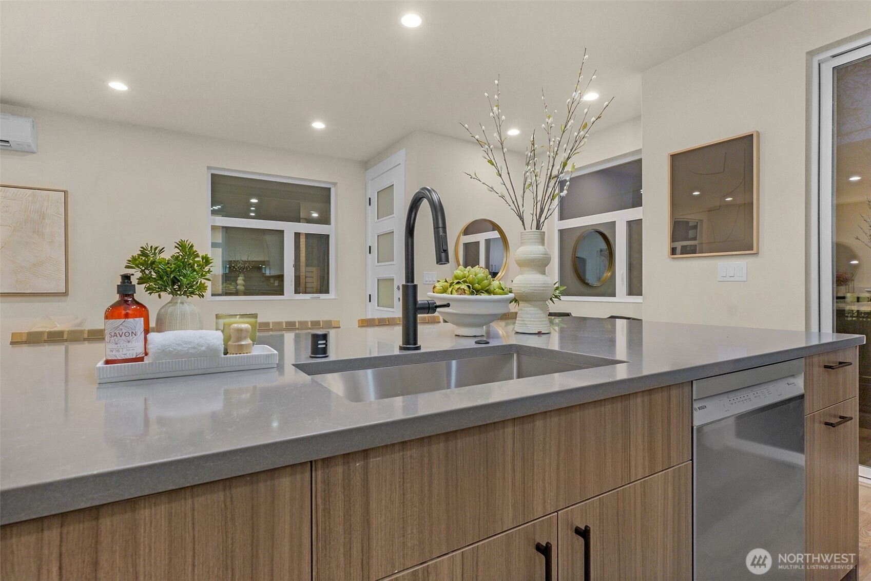 910 15th Ave Seattle, WA 98122